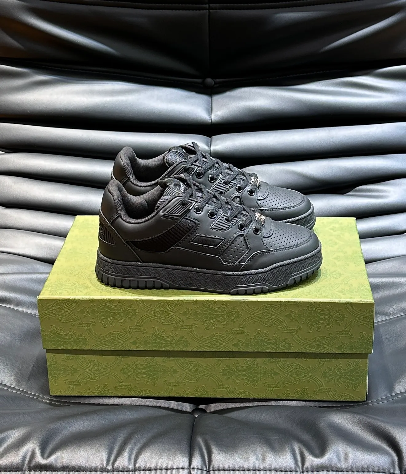 Men's shoes 💰p540 "GUCC*" New couple 👫 distressed effect sneakers, this low-top sneaker adopts a basketball-style silhouette design, cleverly integrated with hollow panels and distressed effects, showing its unique ingenuity. The ingenuity incorporates brand logo details such as interlocking Double G styling accessories and Gucci lettering, a low-key tribute to the brand's design heritage. A rubber non-slip outsole, inlays and embossed sole give the entire design a contemporary feel. Size: Female 35-39, Male 38-44